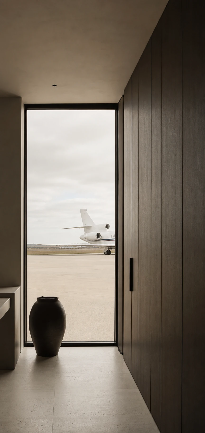 Sala ejecutiva con vista a un Falcon 7X en plataforma